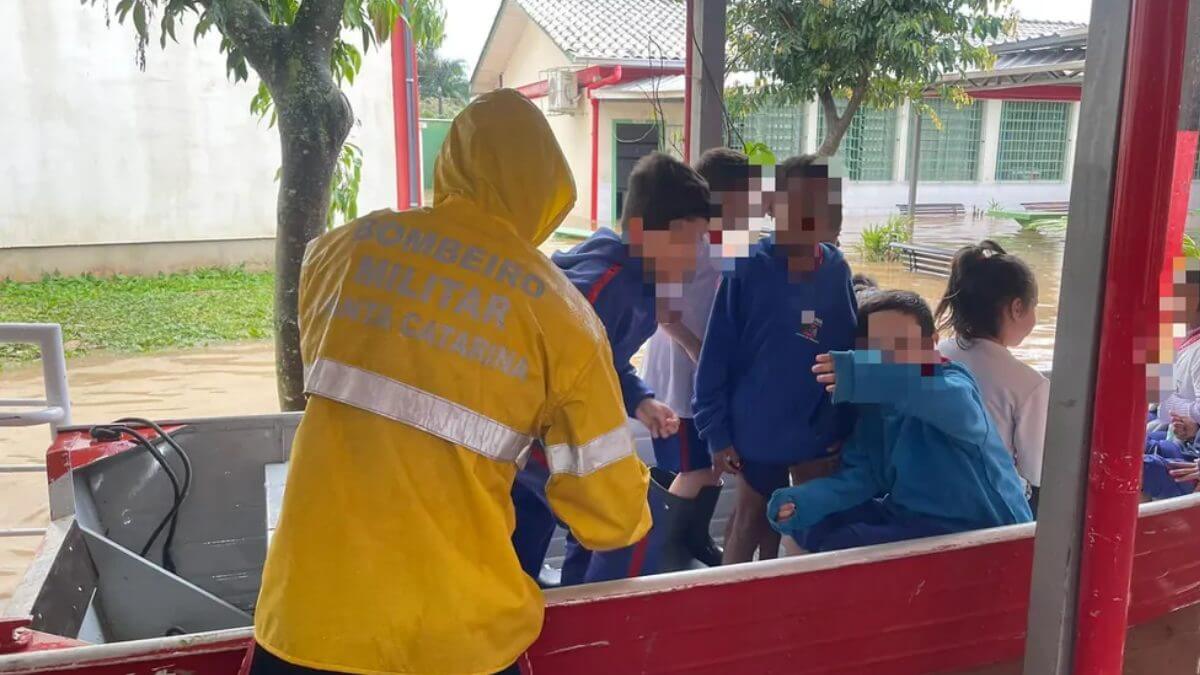 Escola fica ilhada e crianças e professores são resgatados de barco em Criciúma