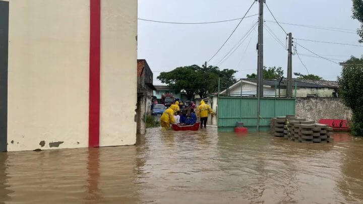 Escola fica ilhada e crianças e professores são resgatados de barco em Criciúma