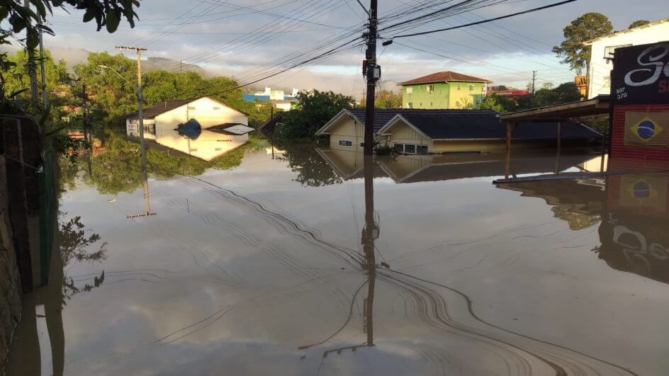 Rio Itajaí-Açu ultrapassa 10 metros e água transforma ruas em Rio do Sul (5)