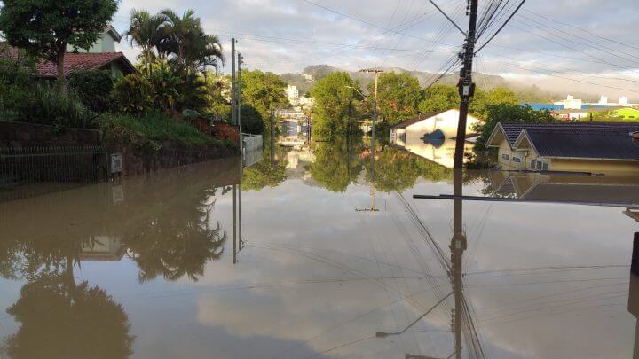 Rio Itajaí-Açu ultrapassa 10 metros e água transforma ruas em Rio do Sul (7)