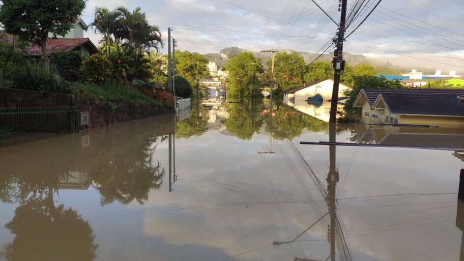 Rio Itajaí-Açu ultrapassa 10 metros e água transforma ruas em Rio do Sul (7)