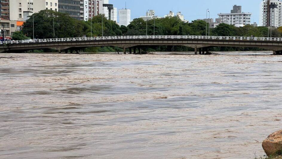 Rio Tubarão passou da marca de 5,60 metros e chegou a transbordar em alguns pontos