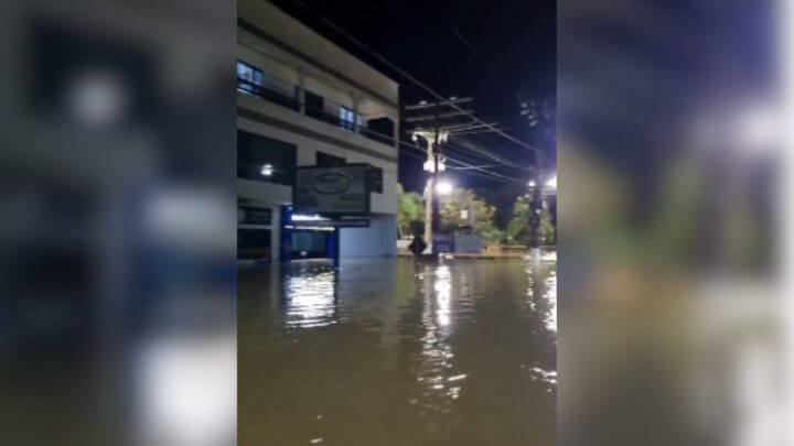 Rio atinge marca histórica de 12 metros, inunda casas e deixa moradores ilhados em Taió