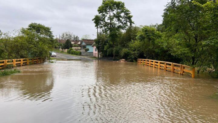 Chuvas provocaram alagamentos em pontes em Mafra, no Norte de SC