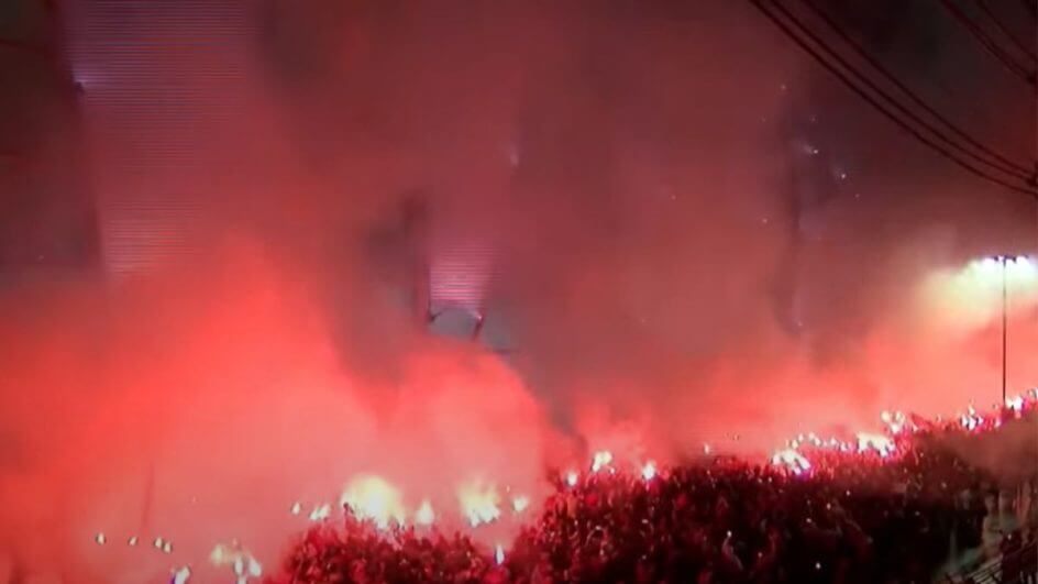 Rua de fogo preparada pela torcida do Internacional (Foto: Youtube/@Internacional/Reprodução)