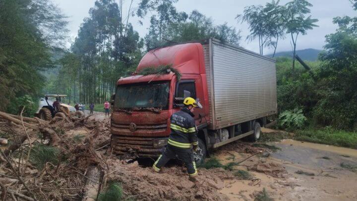 Deslizamento interdita rodovia e carros ficam cobertos de lama em SC