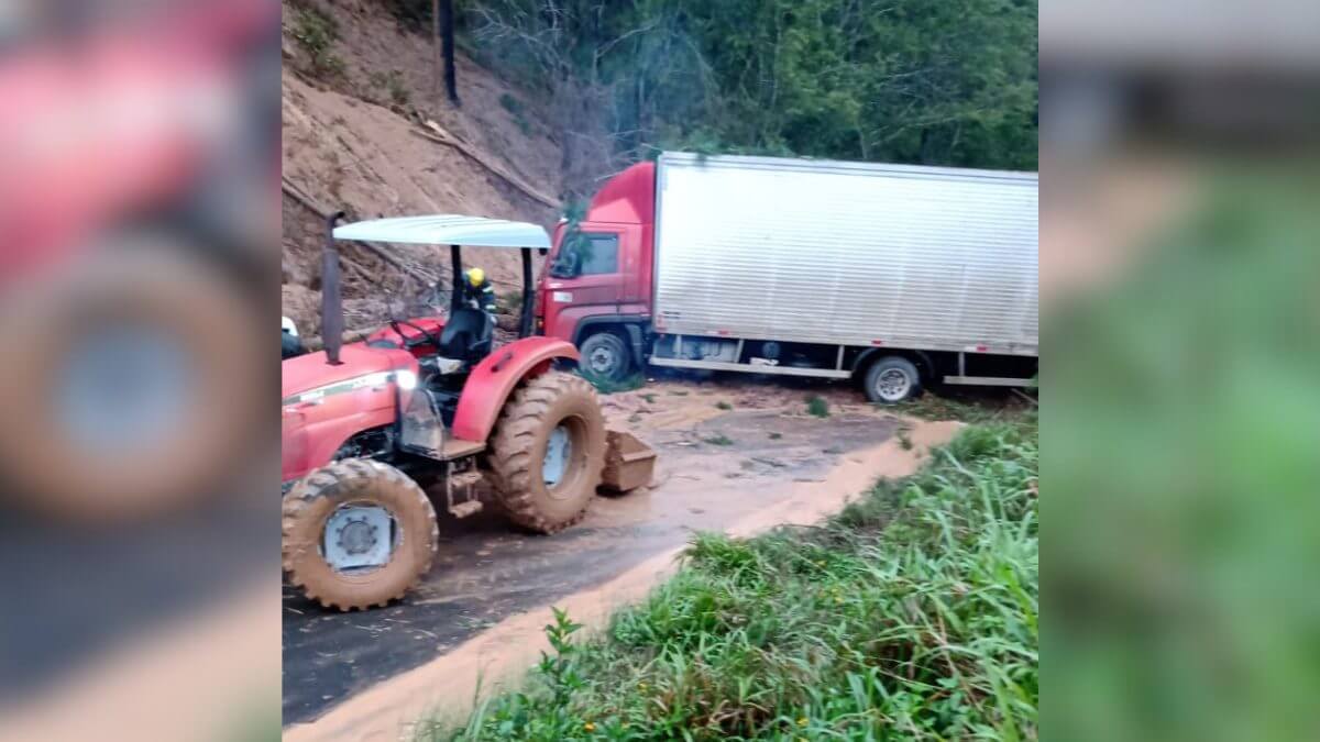 Deslizamento interdita rodovia e carros ficam cobertos de lama em SC