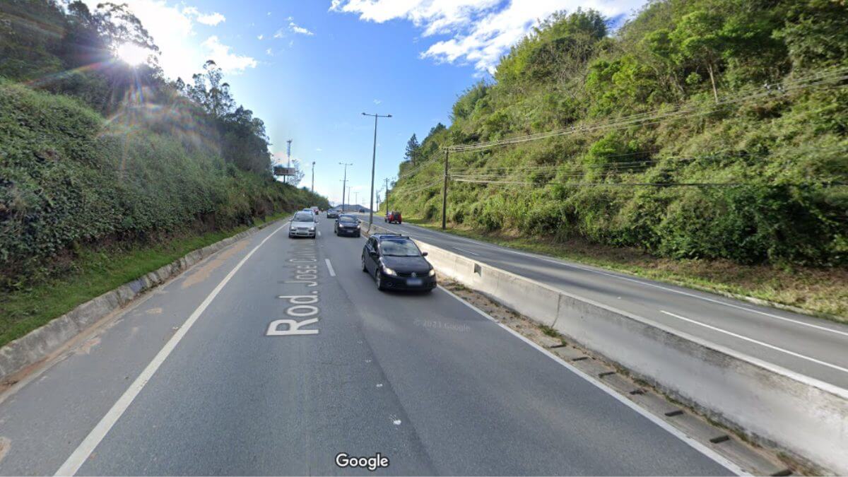 Homem morre atropelado por ônibus em rodovia importante de Florianópolis