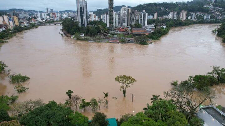 SC tem 131 cidades atingidas pelas chuvas, segundo a Defesa Civil
