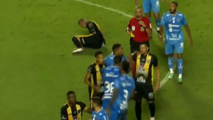Saída de Robinho gerou confusão (Foto: DAZN/Reprodução)