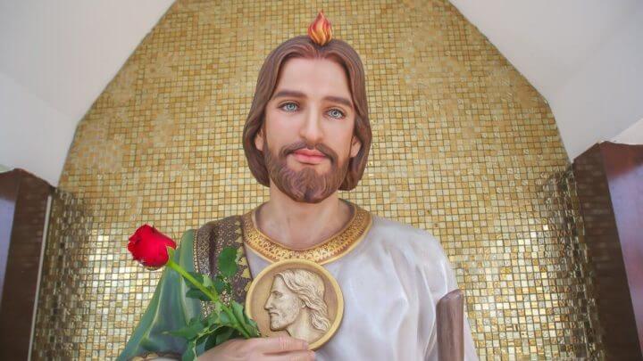 Estátua de São Judas Tadeu segurando uma rosa vermelha