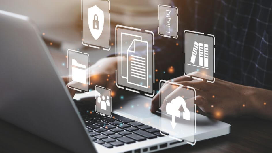 Homem de negócios usando um notebook com vários ícones digitais; conceito de segurança de dados