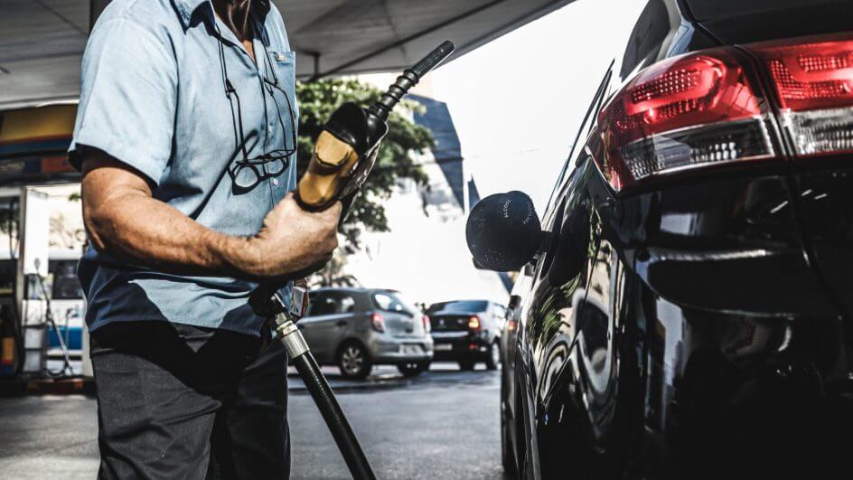 Reajuste diminui preço da gasolina e aumenta o valor do diesel neste sábado (21)