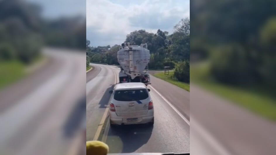 VÍDEO Carro do Detran de SC é flagrado ultrapassando em local proibido