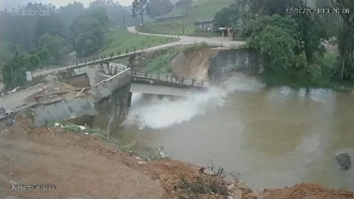 Ponte desaba após fortes chuvas na Grande Florianópolis