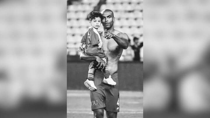 Zagueiro Naldo e o filho (Foto: @Antalyaspor/Twitter/Reprodução)