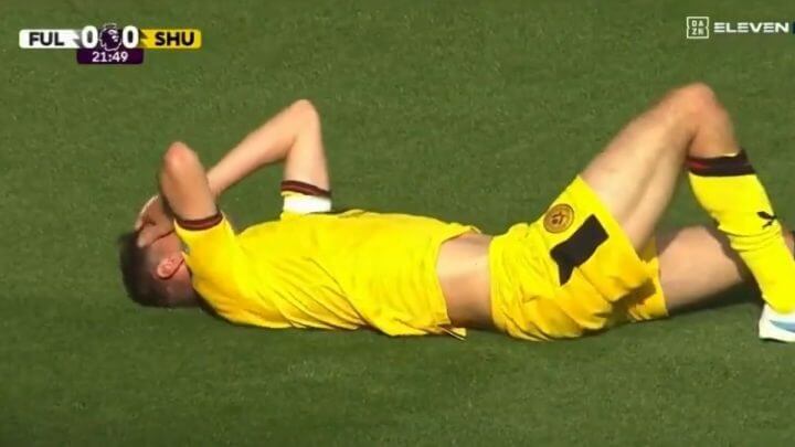 Zagueiro tem fratura exposta em jogo da Premier League (Foto: DAZN/Reprodução)