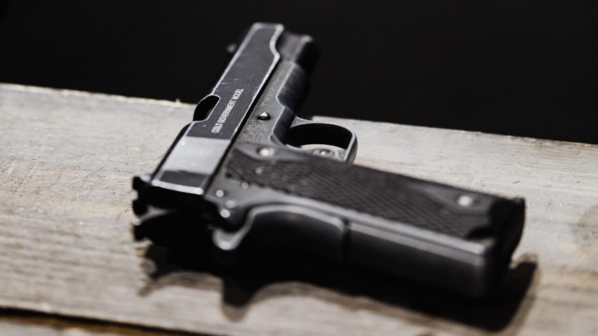 Homem esconde revólver em geladeira após agressões e disparos em bar de SC