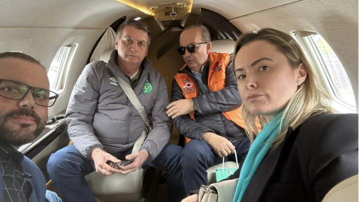 Bolsonaro e Jorginho em jatinho particular