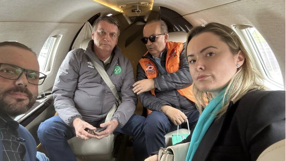 Bolsonaro e Jorginho em jatinho particular