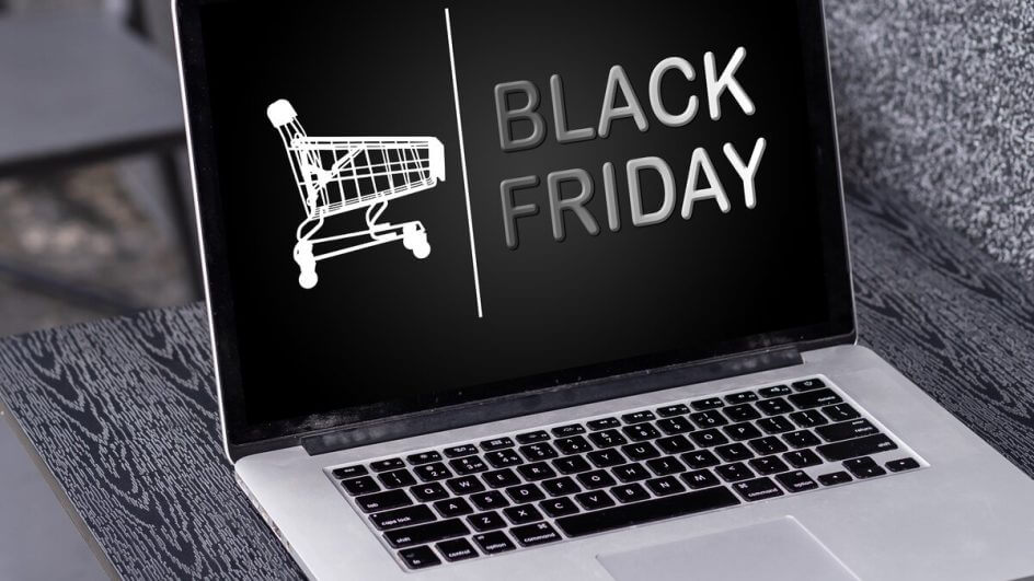Computador com a tela preta escrito "Black Friday"