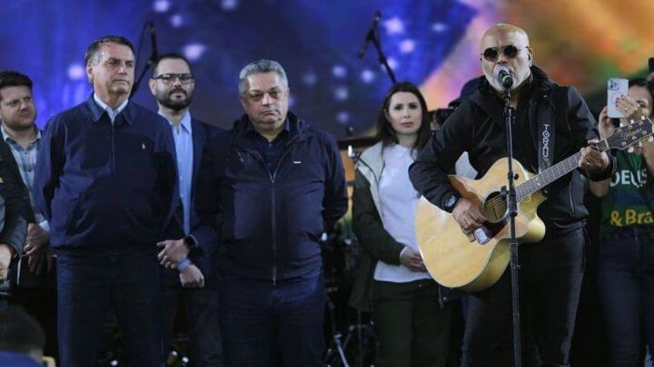 Bolsonaro e Jão Rodrigues no palco com Rick