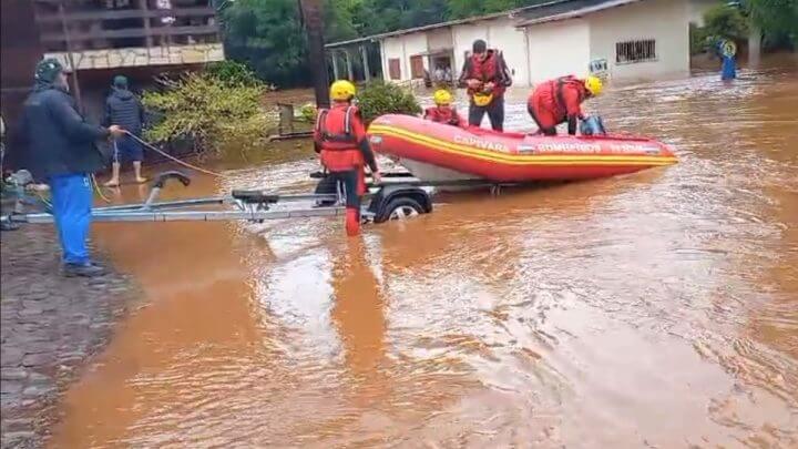 Bombeiros aparecem em bote em ocorrência associada a chuva em SC (Foto: Divulgação)