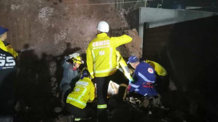 bombeiros resgatam vítima soterrada