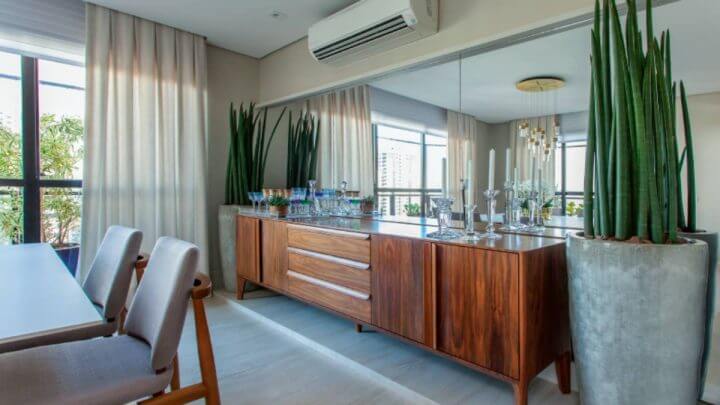 Sala de jantar com buffet de madeira e itens de decoração em cima