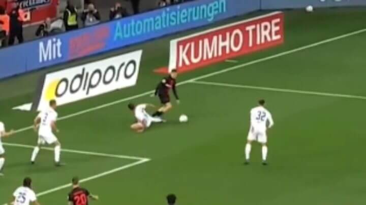 Foto mostra jogador do Leverkusen cercado por vários adversários do time Freiburg