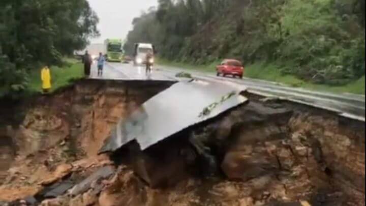 Vídeo mostra momento em que pista desaba na BR-280 após fortes chuvas em SC