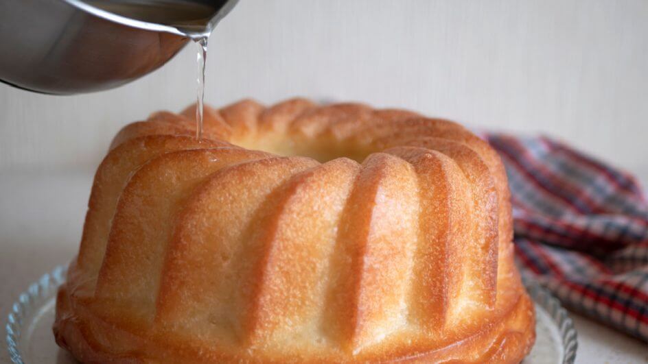 Leiteira com calda molhando bolo