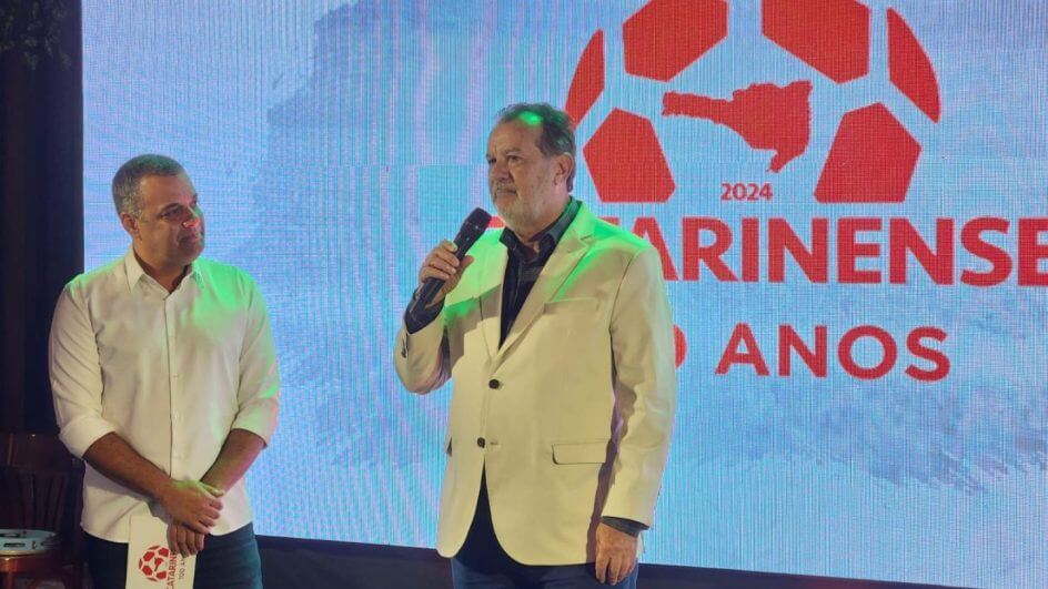 Luciano Calheiros, head de Esporte da NSC, e Rubens Angelotti, presidente da Federação Catarinense de Futebol, em evento de lançamento do Campeonato Catarinense 2024