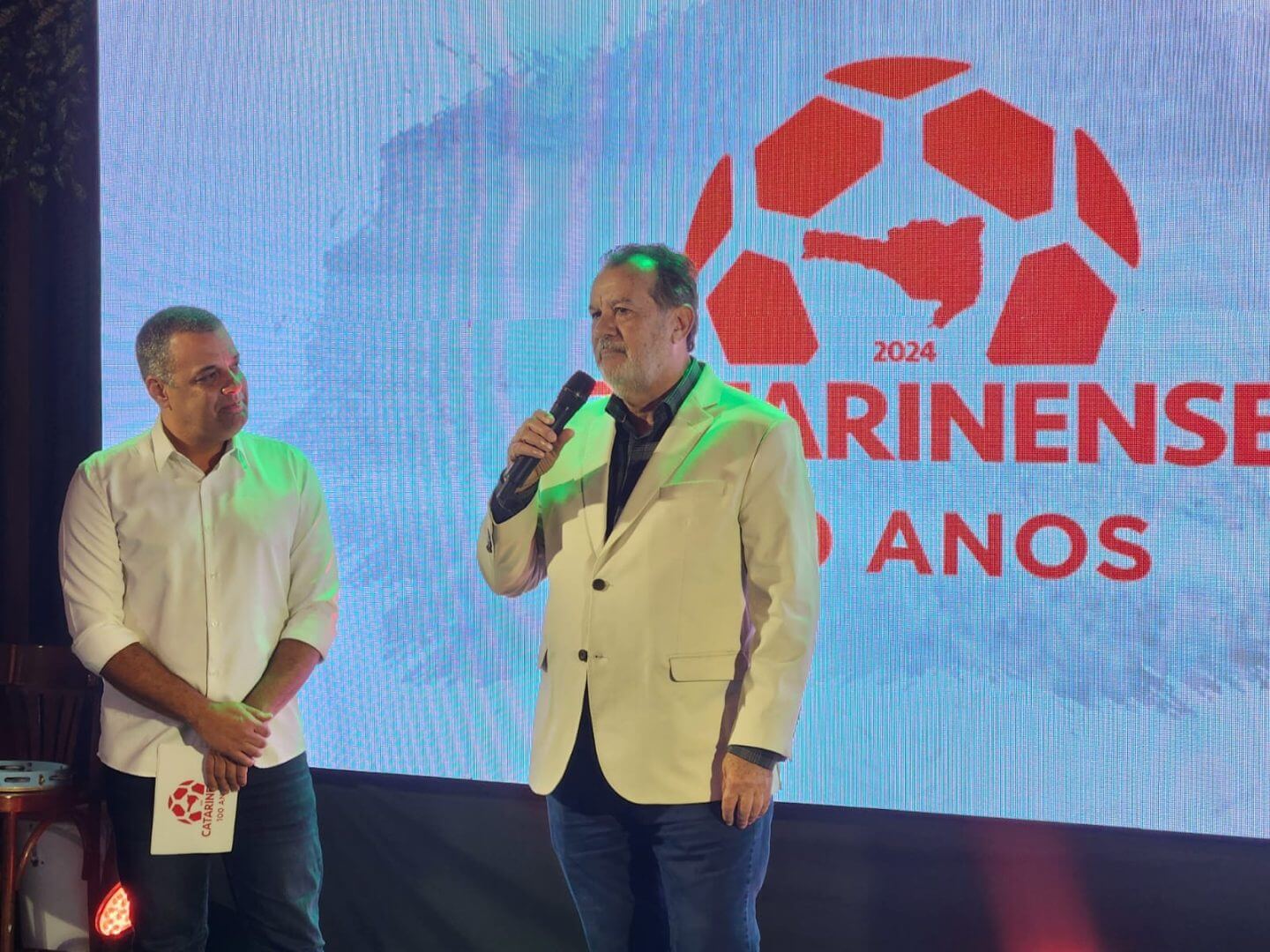 Luciano Calheiros, head de Esporte da NSC, e Rubens Angelotti, presidente da Federação Catarinense de Futebol, em evento de lançamento do Campeonato Catarinense 2024