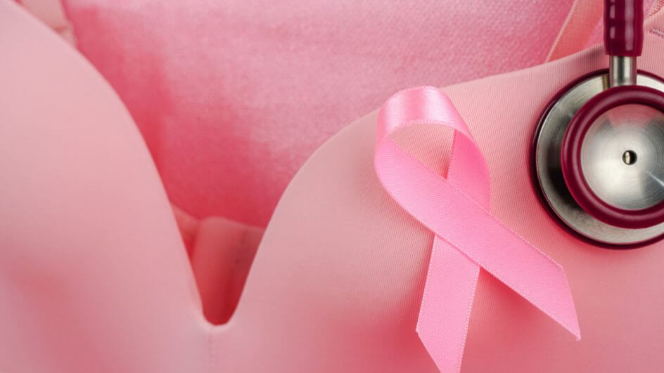 Fita rosa com sutiã rosa e estetoscópio; Conceito de conscientização do câncer de mama