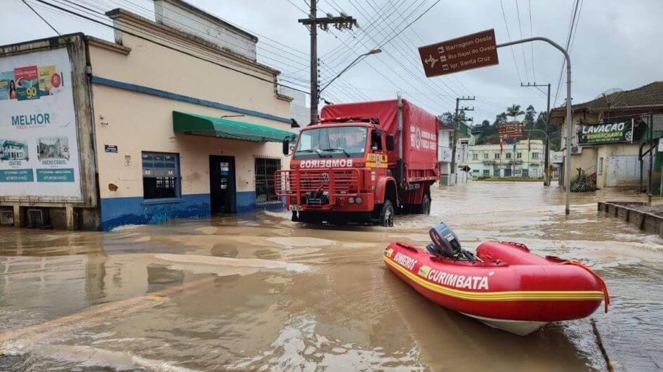 Rios baixam lentamente e SC ainda tem cidades com enchente