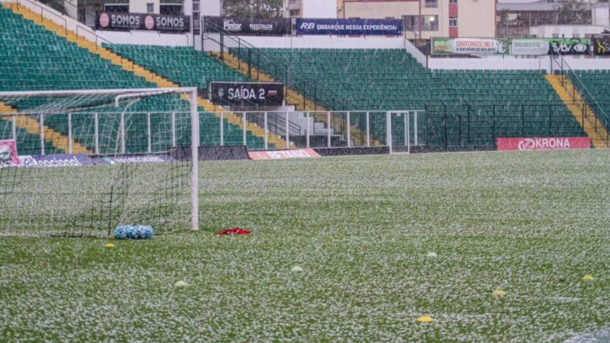 copa-santa-catarina / figueirense com chuva de granizo (Foto: Patrick Floriani/ FFC)
