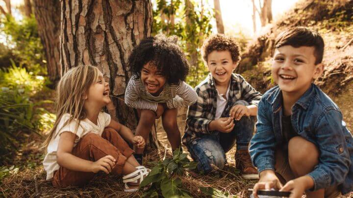 Crianças sorrindo brincando em um parque