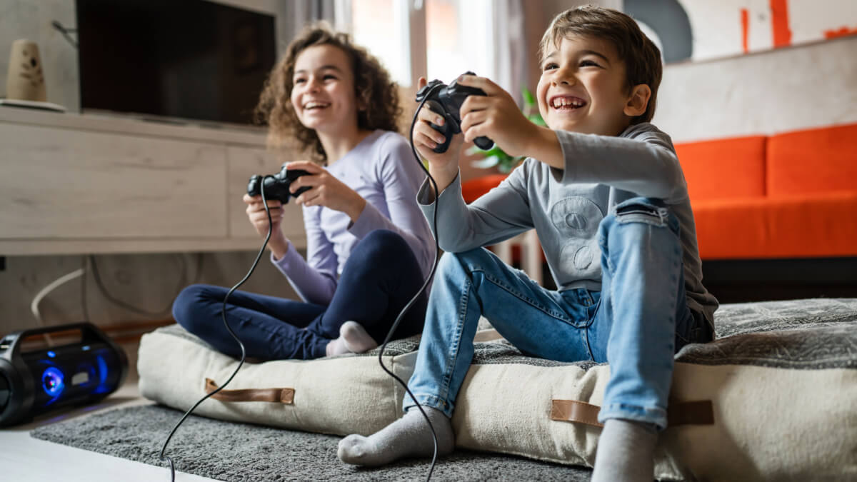 Crianças jogando videogame