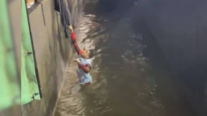 Torcedou encarou a água suja para pegar a jaqueta de atacante do Vitória (Foto: Reprodução/ Twitter @bruxodotigre)