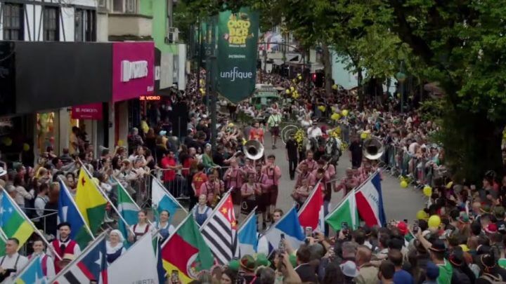 Segundo desfile da Oktoberfest Blumenau 2023 movimenta grupos na Rua XV de Novembro