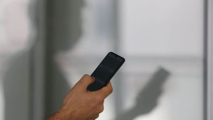 Influenciador digital é condenado a pagar R$ 12 mil por gravar vídeo xingando pastor em SC
