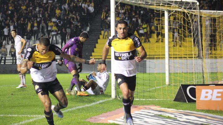 Éder comemora o seu gol, no triunfo do Criciúma sobre o Vitória