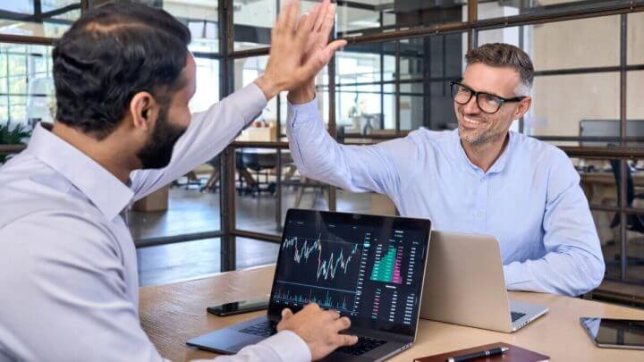 Dois homens fazendo hi-five com as mãos