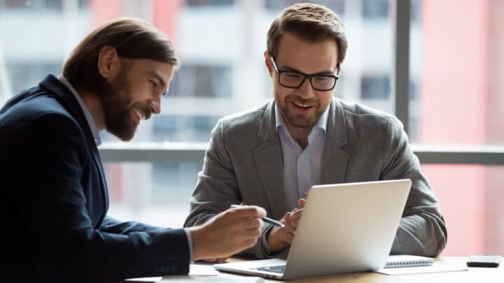 Empresários discutindo estatísticas financeiras da empresa