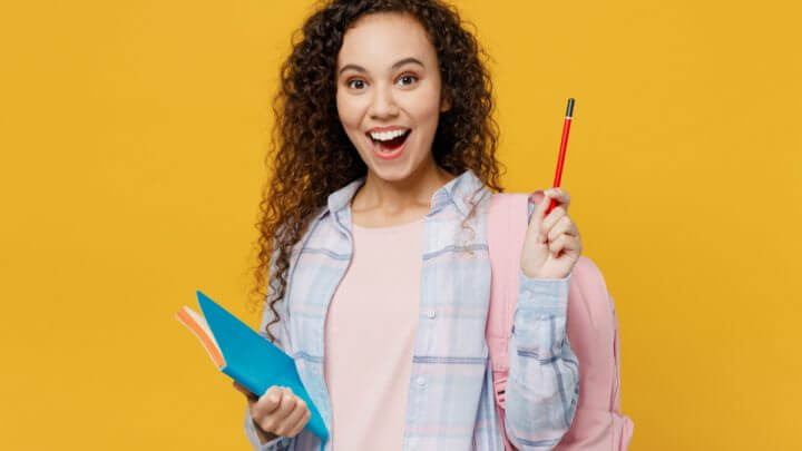 Estudante com mochila no ombro, livro e lápis na mão