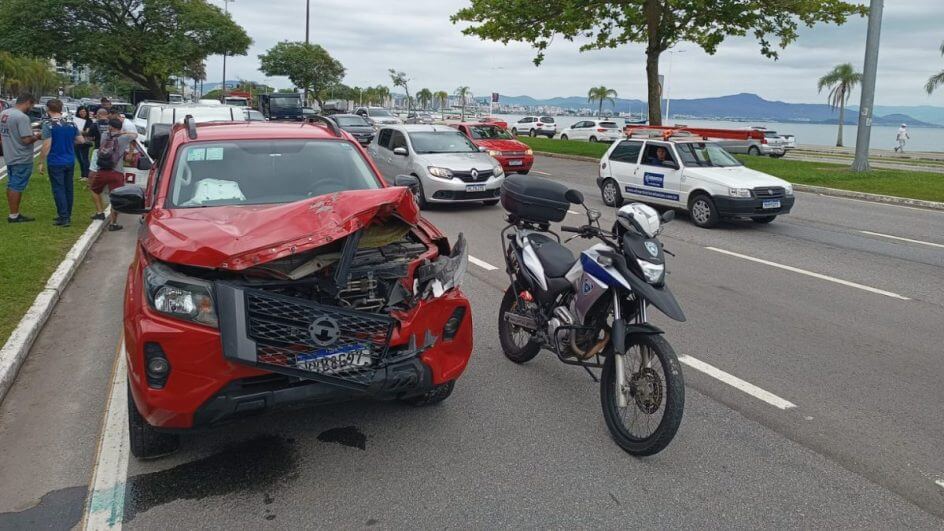 Engavetamento deixa o trânsito lento no Centro de Florianópolis; acompanhe em tempo real