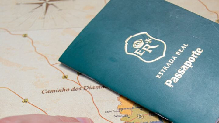 Passaporte verde da Estrada Real em cima de mapa