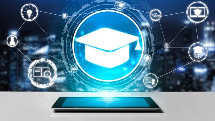 Tablet com holograma de símbolos da educação