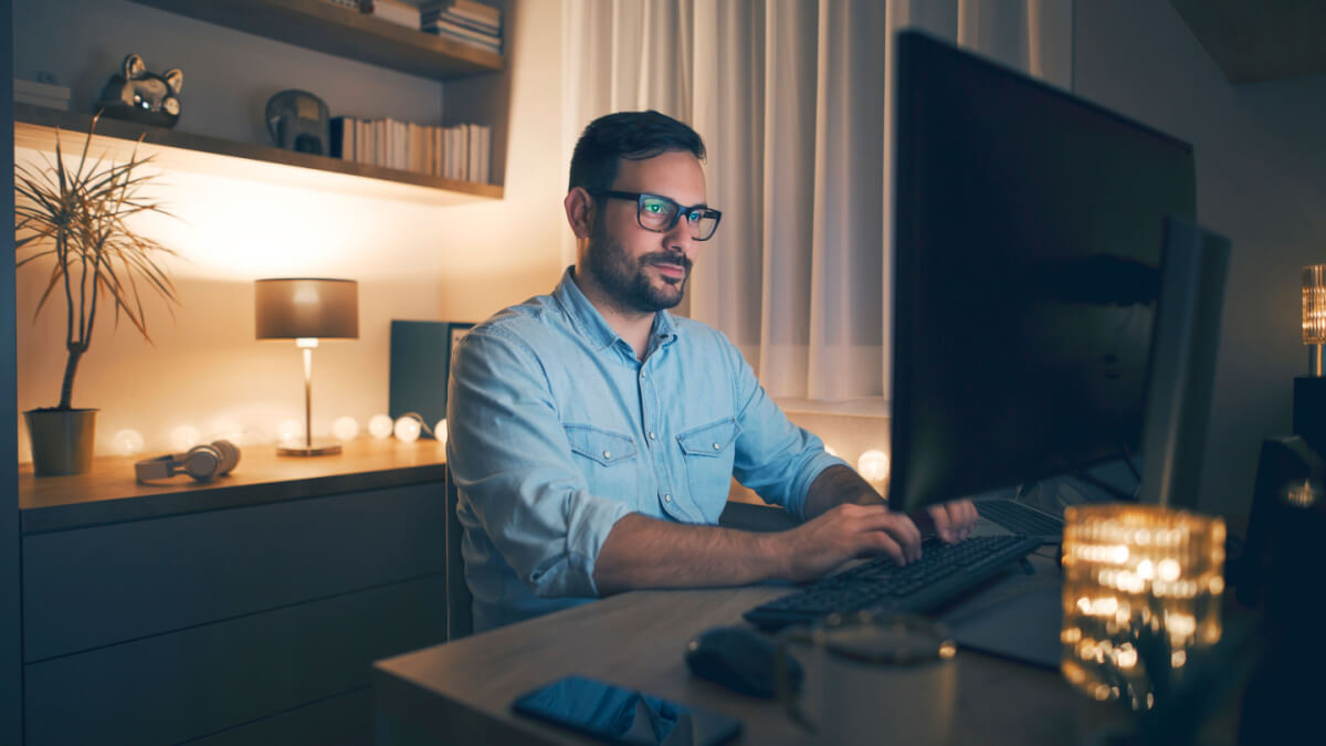 Homem jovem trabalhando no computador